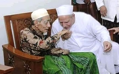 Seputar Kisah tentang Hukum Mencium Tangan Orang Shalih (Bagian 1)