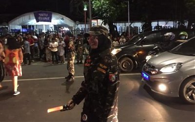 Jaga Keharmonisan di Malam Misa Natal, Banser Cantik Ini Amankan Setiap Pintu Hingga Lalu Lintas