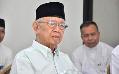 Meski Sakit, Gus Sholah Masih Menulis Lewat Ponsel untuk Surat Kabar