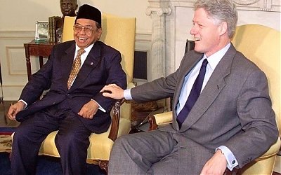 Kisah Saat Gus Dur Mengutus Tim Ekonomi Indonesia Temui Bill Clinton