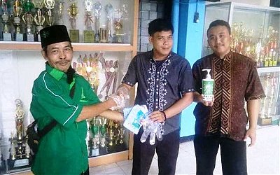 LPBI NU Jakbar dan GP Ansor Bikin Hand Sanitizer Dibagikan ke Sekolah dan Masjid