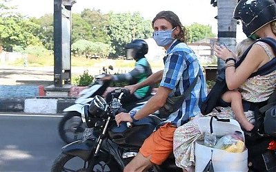 Bule Rusia yang Ajak Bayinya Ngamen Demi Makan Ini Ternyata Mengagumi Muslim NTB, Kenapa?