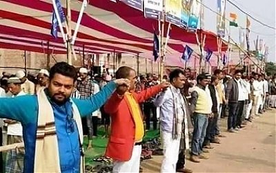 Lelaki Hindu Pembenci Permusuhan di India Jadi ‘Pagar’ Bagi Muslim yang Shalat Jumat