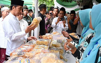 Kembangkan Ekonomi Umat, Presiden Jokowi Resmikan Tiga Bank Wakaf Mikro di Jombang