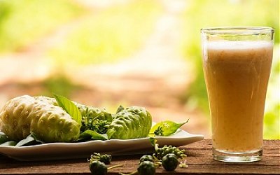 33 Pasien Covid-19 Berhasil Sembuh Setelah Minum Jus Mengkudu