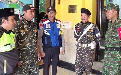Polisi Lakukan Sterilisasi Gereja Bersama Banser