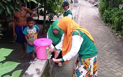Bendung Corona, Tim Koin NU Peduli Sanggrahan Distribusikan Ember Cuci Tangan