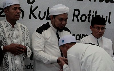 KHR. Azaim Ibrahimy: Kedengkian menjadi Penghalang Turunnya Rahmat Allah