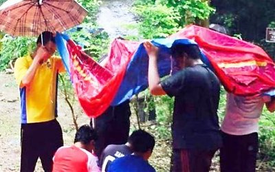 Viral, Foto Mahasiswa Non Muslim Lindungi Temannya dari Hujan Saat Shalat