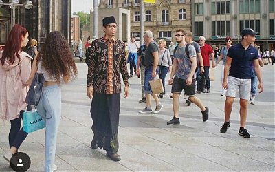 Viral, Santri NU Ini Kenakan Atribut Santri Saat ‘Jalan-Jalan’ di Jerman