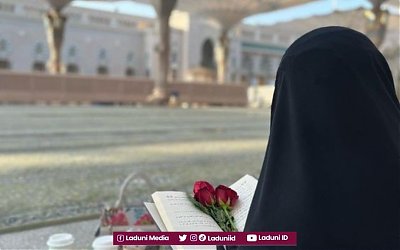 Memperbolehkan Wanita Keluar Rumah dengan Membuka Aurat karena Alasan Darurat