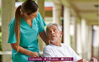 Hukum Perempuan yang Menjadi Perawat Seorang Lelaki Lansia