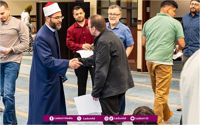 Berpegang Teguh pada Pandangan Islam Moderat