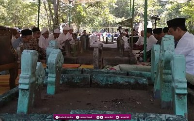 Ziarah Makam KH. Ahmad Abdul Hamid Kendal, Pencipta Wallahul Muwaffiq ila Aqwamith Thariq