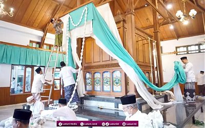 Filosofi Tradisi Buka Luwur dalam Acara Haul Mbah Mutamakkin Tanggal 10 Muharram