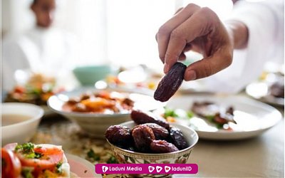 Adzan Berkumandang ketika akan Makan, Mana yang Harus Didahulukan antara Makan atau Shalat?