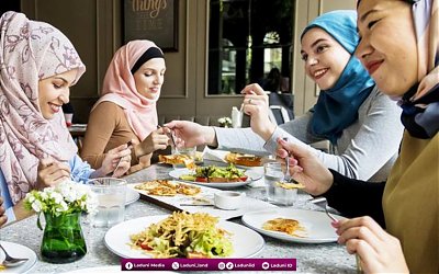 Makan Sambil Bicara Itu Sunnah, Ini Dalilnya