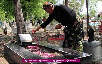 Keutamaan Menabur Bunga di Atas Makam