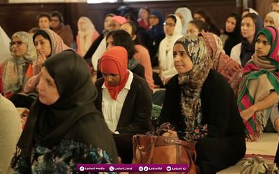 Jangan Merendahkan Wanita yang Tidak Berpakaian Islami