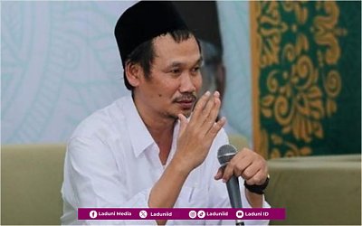 Gus Baha: Lebih Baik Menunggu Waktu Shalat daripada Menunggu Mapan