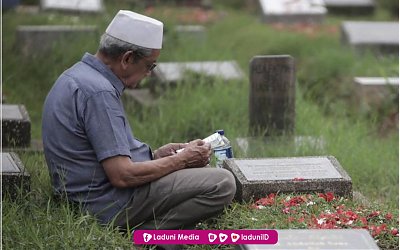 Ini Balasan Orang yang Berziarah ke Makam Orang Tua di Hari Jumat
