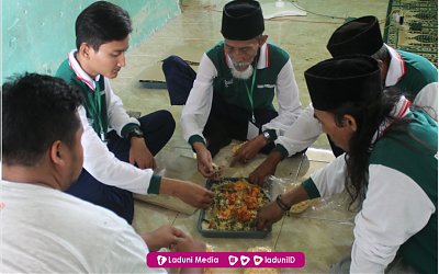 Hukum Makan Sambil Berbicara