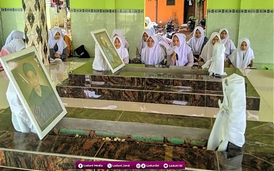 Ziarah di Makam KH. Bachri Basyiron, Hafidzul Qur’an di Usia Senja