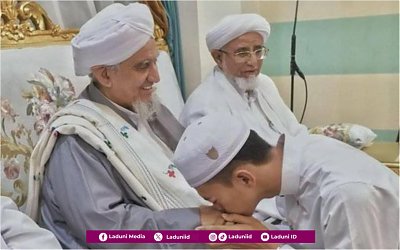 Kesunnahan Mencium Tangan Ulama Sholeh