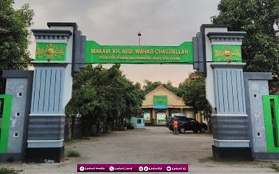 Wisata Ziarah dan Berdoa di Makam KH. Abdul Wahab Chasbullah Jombang