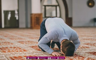 Hukum Melaksanakan Shalat Tanpa Penutup Kepala