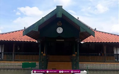 Ziarah Makam Drs. KH. Aliy As’ad, M.M. Pendiri Pesantren Nailul Ula Sleman