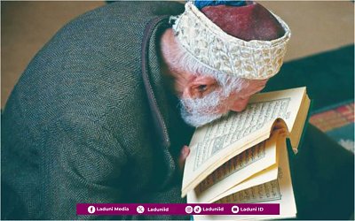 Dalil Dibolehkannya Mencium Mushaf Al-Qur'an sebagai Bentuk Penghormatan