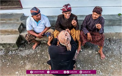 Gus Baha dan Seni Bercanda Para Kyai tentang Rokok