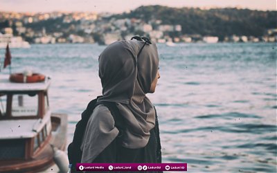 Hukum Wanita Keluar Rumah dengan Wajah, Kedua Tangan, dan Kakinya Kelihatan