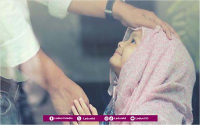 Makna dan Keutamaan Mengusap Kepala Anak Yatim pada Tanggal 10 Muharram