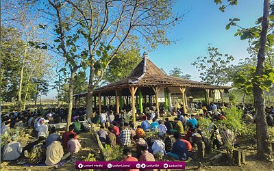Ziarah di Makam KH. Abdul Wahid Zuhdi, Pengasuh Pesantren Fadllul Wahid, Grobogan