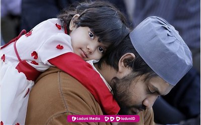 Hukum Menggendong Anak Kecil Ketika Shalat
