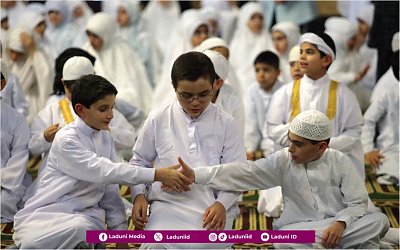 Tradisi Bersalaman (Jabat Tangan) setelah Melaksanakan Shalat dalam Perspektif Hukum Fiqih