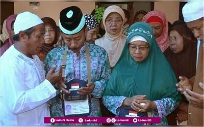 Anjuran Mengantar Keberangkatan Haji Seseorang Sekaligus Menitipkan Doa padanya
