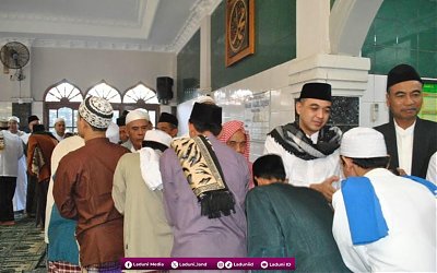 Tradisi Bersalaman (Jabat Tangan) setelah Melaksanakan Shalat dalam Perspektif Hukum Fiqih