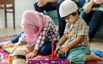 Khutbah Jumat: Memperhatikan Hak-Hak Anak yang Menjadi Kewajiban Orang Tua