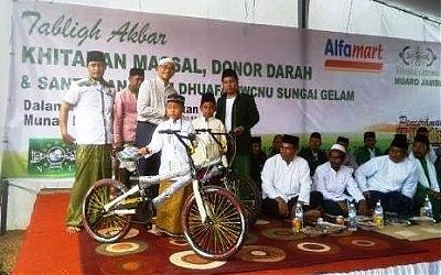 LAZISNU Bersama Alfamart Gelar Khitan Gratis di Muarojambi