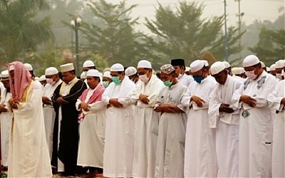 Hukum Memakai Masker Saat Shalat