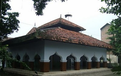Wisata Ziarah dan Bertawassul di Makam KH. M. Abdul Aziz Manshur Jombang