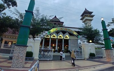 Wisata Ziarah dan Berdoa di Makam Pangeran Sedo Laut