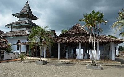 Lintas Ziarah dan Berdoa di Makam Sunan Kuning Tulungagung
