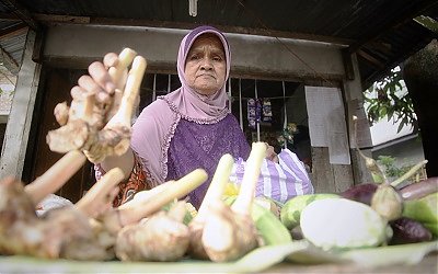 Kisah Mak Cut, Pedagang Sayur yang Mampu Kuliahkan Anaknya ke AS