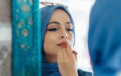 Bagaimana Hukumnya Wanita Mempercantik Diri?