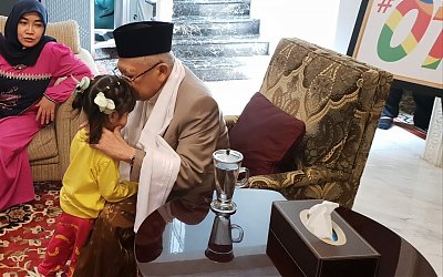 Sisihkan Waktu Mencium Si Buah Hati Bahkan Ini Termasuk Sunnah Nabi