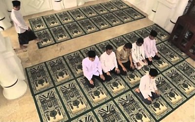 Bagaimana Hukumnya Makmum Masbuk Ketinggalan Baca Al-Fatihah?